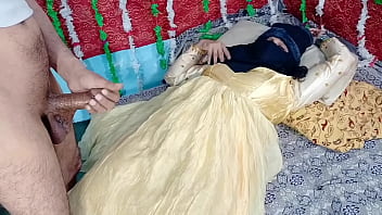 Desi bride in yellow attire enjoys intense hardcore sex with well-endowed Indian man in a video from Xvideos India