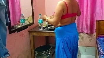 Indian webcam girl Tumpa unclogs her pussy with Pakistani handyman's dick